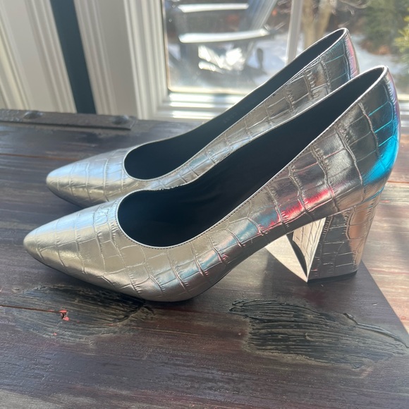 Silver peony pumps size 10.5 - Picture 6 of 6